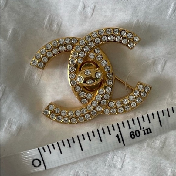 Chanel Pre-Owned
97P CC Turn-lock Crystal Brooch ❤️‍🔥 - Picture 9 of 9